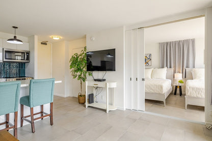 Renovated Waikiki Banyan w/ Diamond Head View