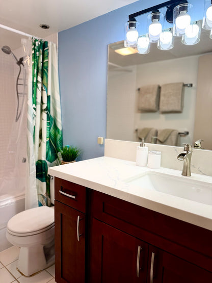 Honolulu Ocean View Condo w/ Free Parking
