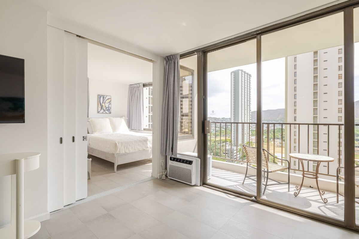 Renovated Waikiki Banyan w/ Diamond Head View