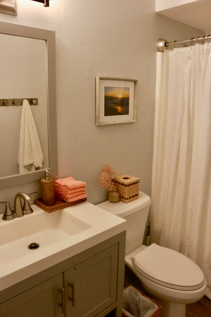 Turtle Bay Bungalow- Parking, AC & Walk to Beach