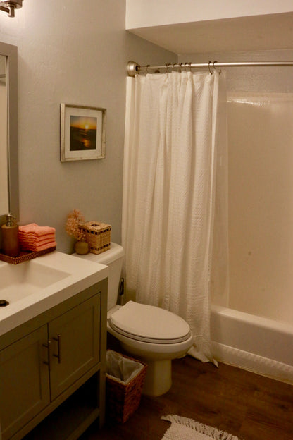 Turtle Bay Bungalow- Parking, AC & Walk to Beach