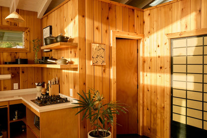 The Cedar House - Private Yard and Entrance!