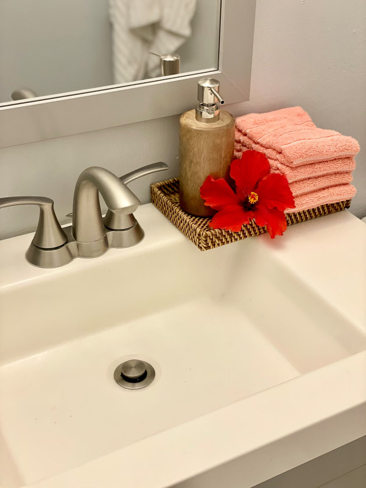 Turtle Bay Bungalow- Parking, AC & Walk to Beach