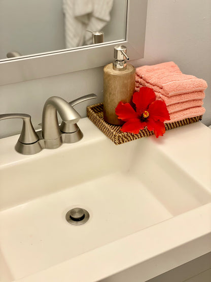 Turtle Bay Bungalow- Parking, AC & Walk to Beach