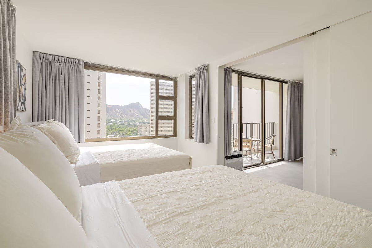 Renovated Waikiki Banyan w/ Diamond Head View