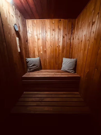 North shore Studio with sauna! - Walk to beach!