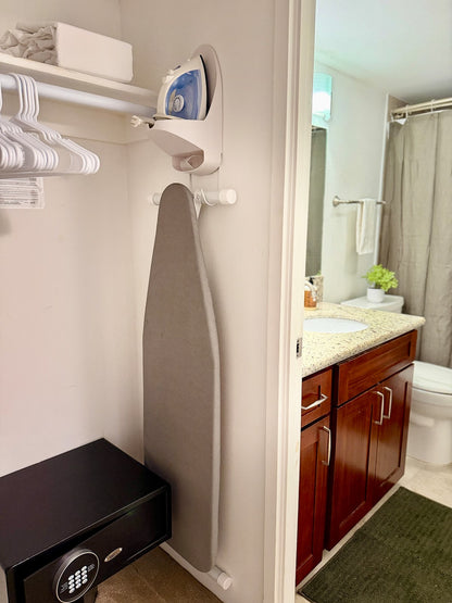 Spacious Honolulu Studio Retreat w/ Parking & AC