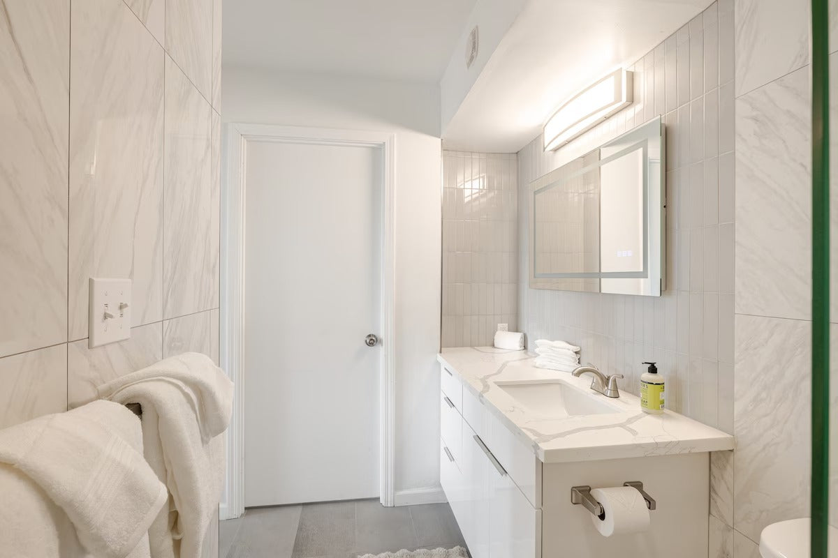 Renovated Waikiki Banyan w/ Diamond Head View