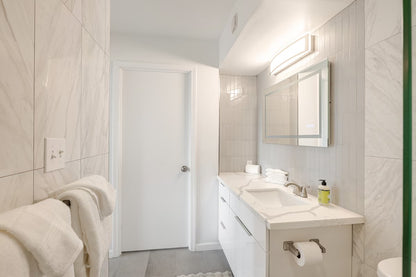 Renovated Waikiki Banyan w/ Diamond Head View