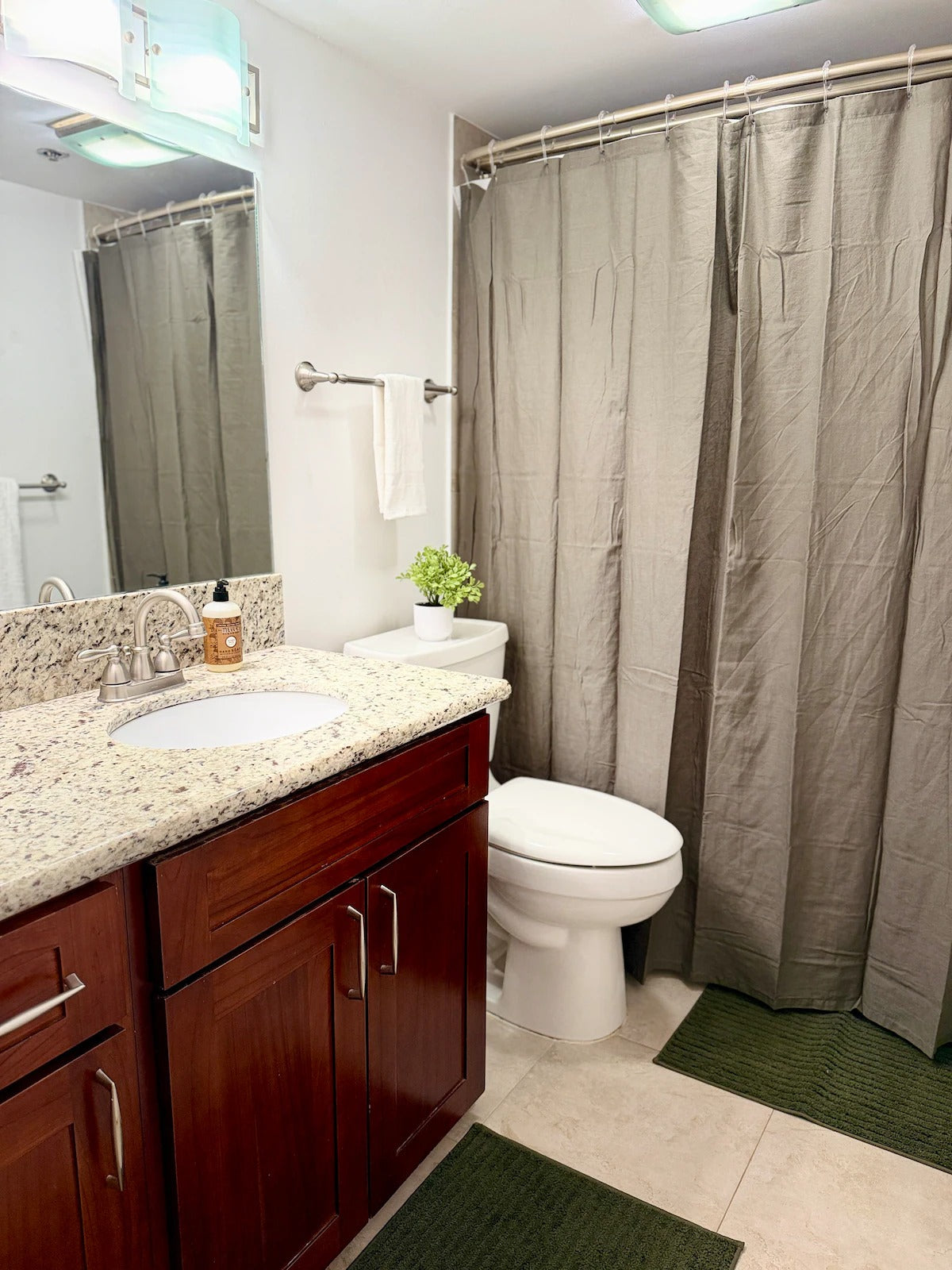 Spacious Honolulu Studio Retreat w/ Parking & AC