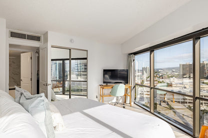 Honolulu Mountain View Condo w/ Free Parking