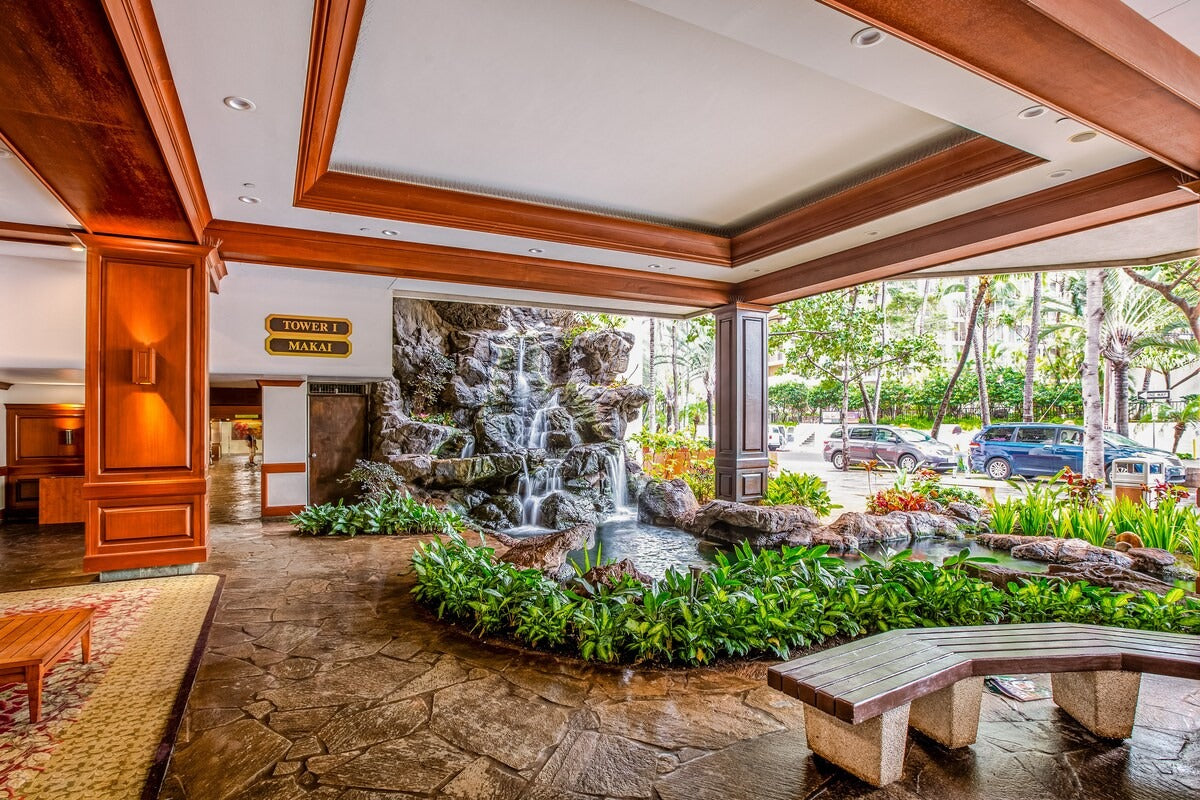 Renovated Waikiki Banyan w/ Diamond Head View