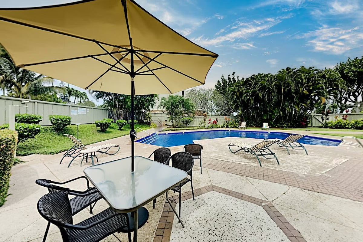 Turtle Bay Bungalow- Parking, AC & Walk to Beach