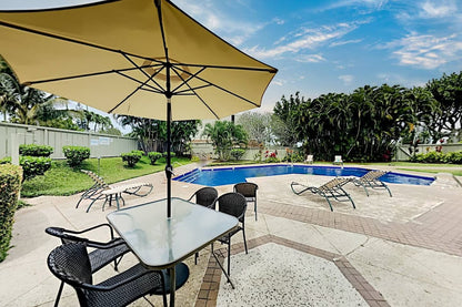Turtle Bay Bungalow- Parking, AC & Walk to Beach