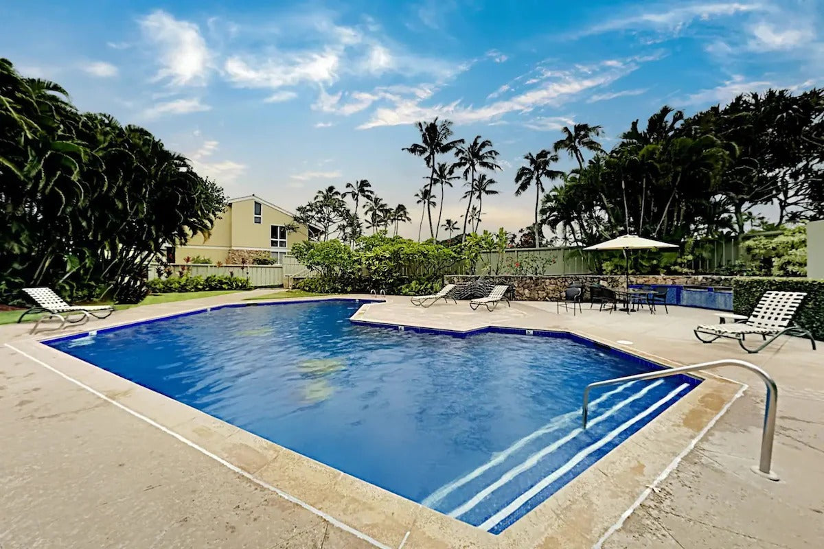 Turtle Bay Bungalow- Parking, AC & Walk to Beach