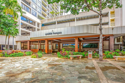 Renovated Waikiki Banyan w/ Diamond Head View