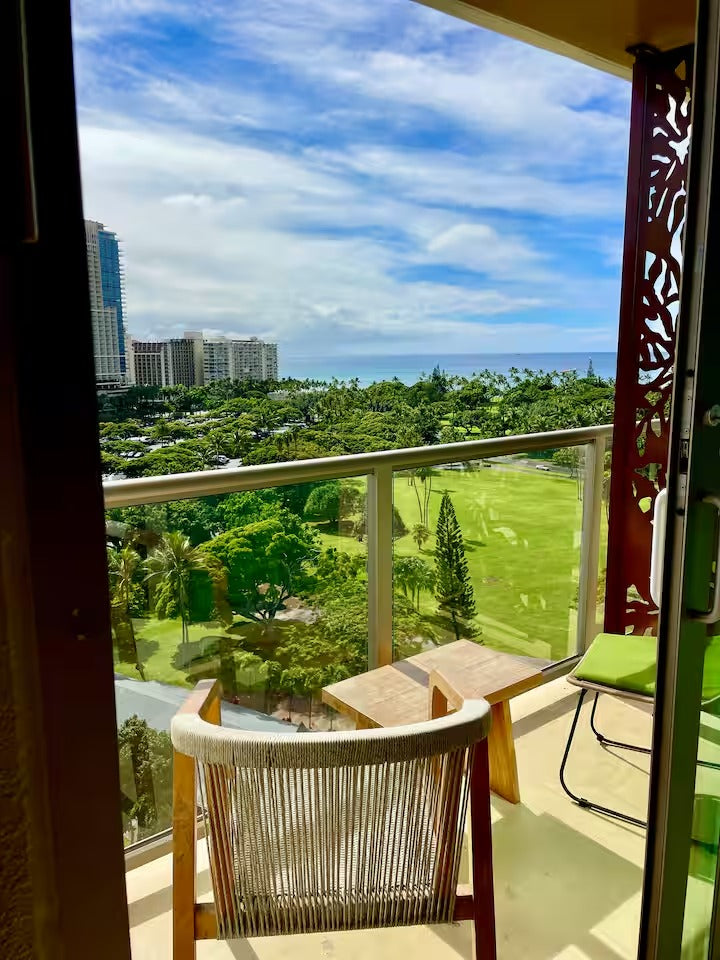 Ocean View Waikiki Studio Retreat-Balcony, Pool/AC
