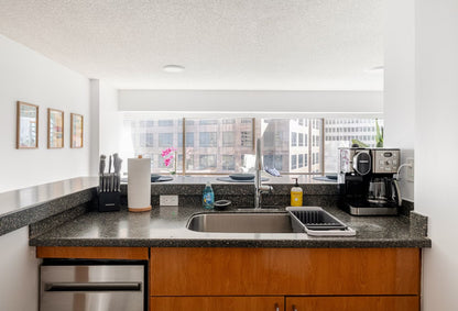 Honolulu Mountain View Condo w/ Free Parking