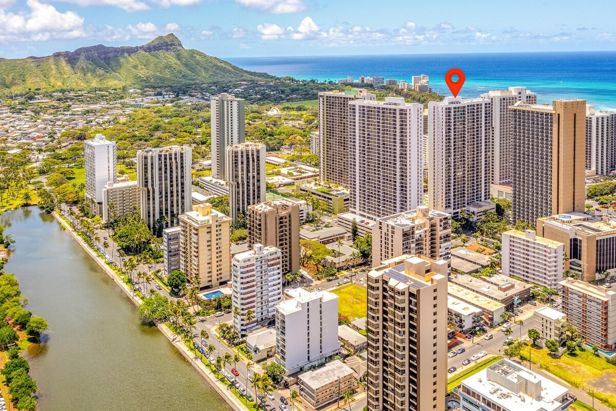 Renovated Waikiki Banyan w/ Diamond Head View