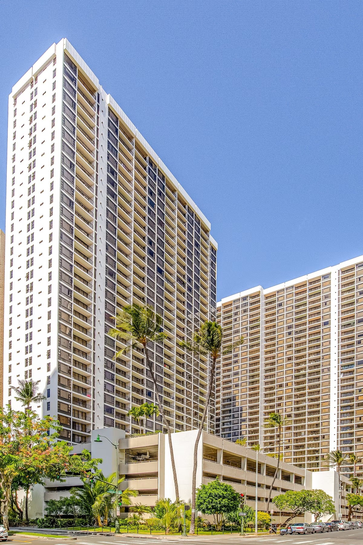 Renovated Waikiki Banyan w/ Diamond Head View