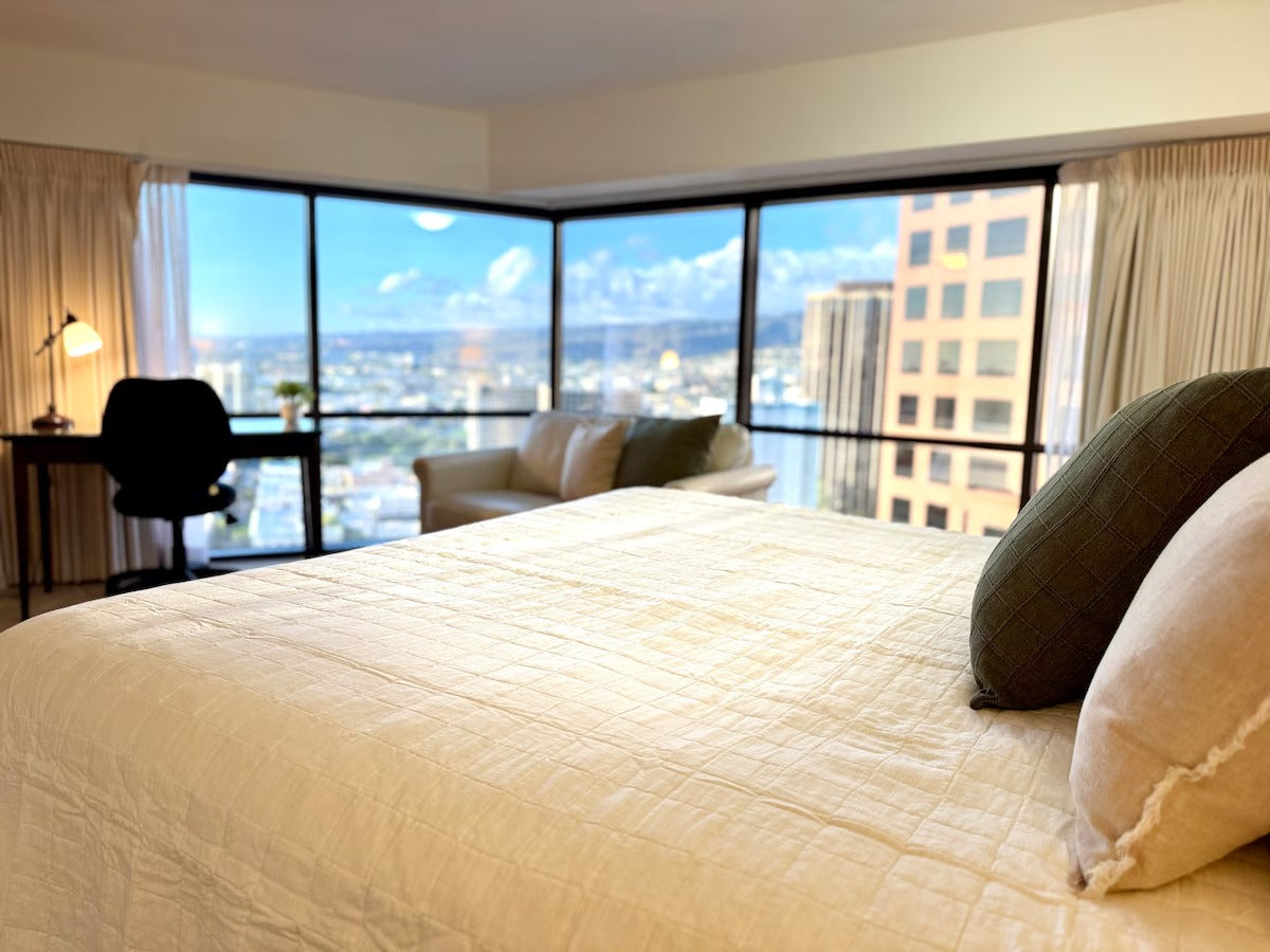 Spacious Honolulu Studio Retreat w/ Parking & AC