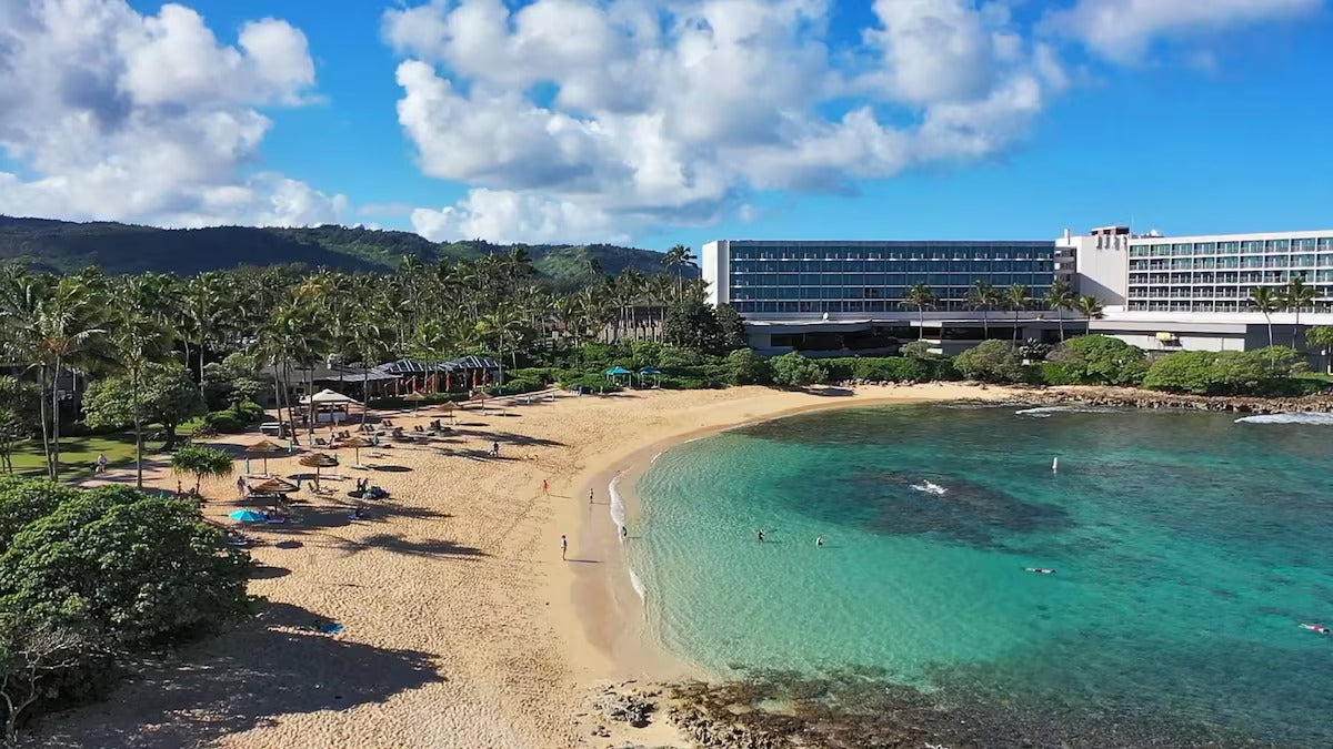 Turtle Bay Bungalow- Parking, AC & Walk to Beach