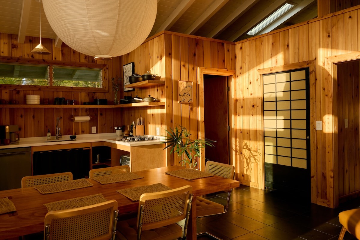 The Cedar House - Private Yard and Entrance!