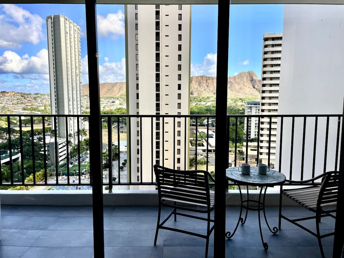 Renovated Waikiki Banyan w/ Diamond Head View