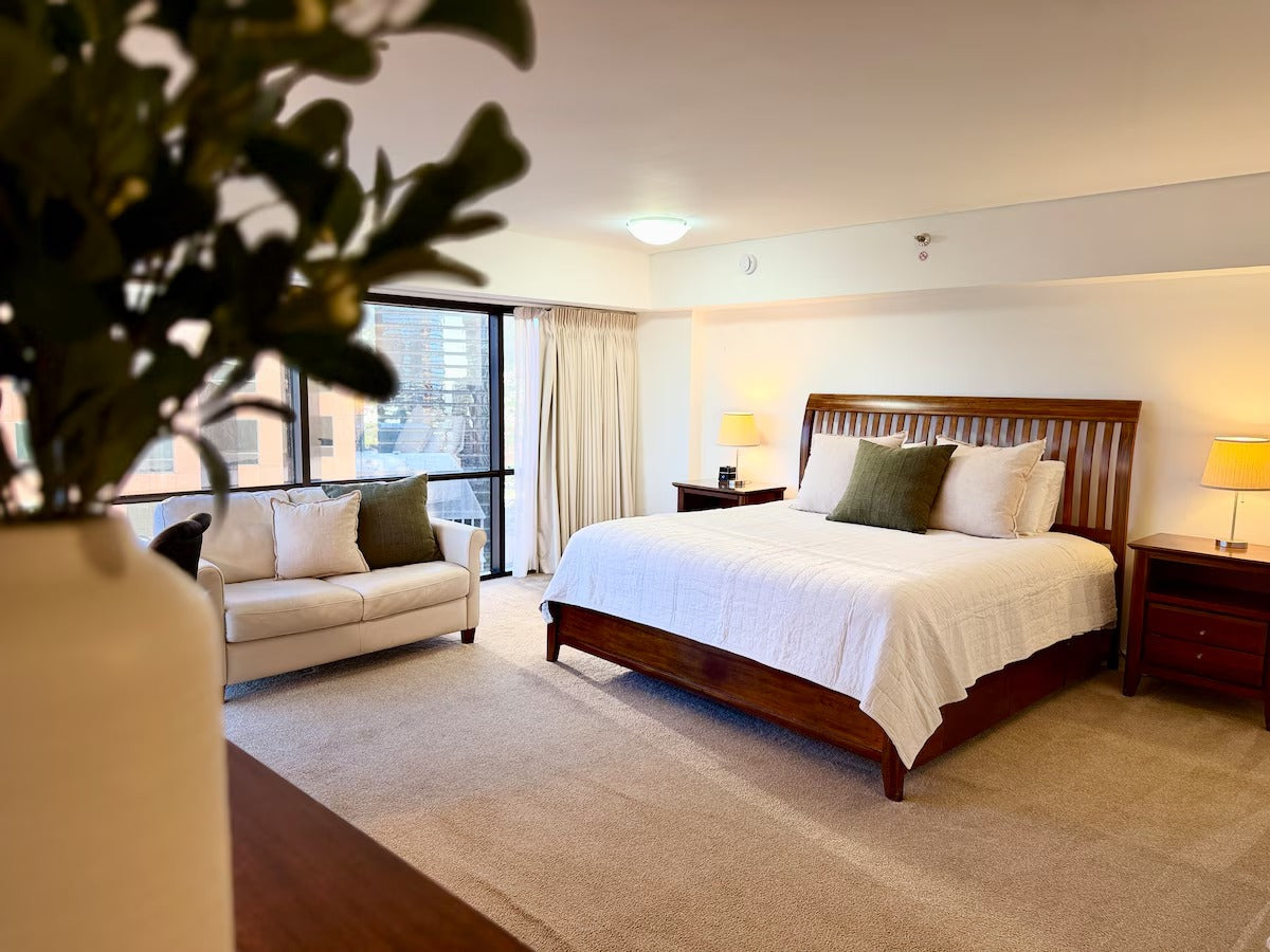 Spacious Honolulu Studio Retreat w/ Parking & AC