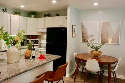 Turtle Bay Bungalow- Parking, AC & Walk to Beach