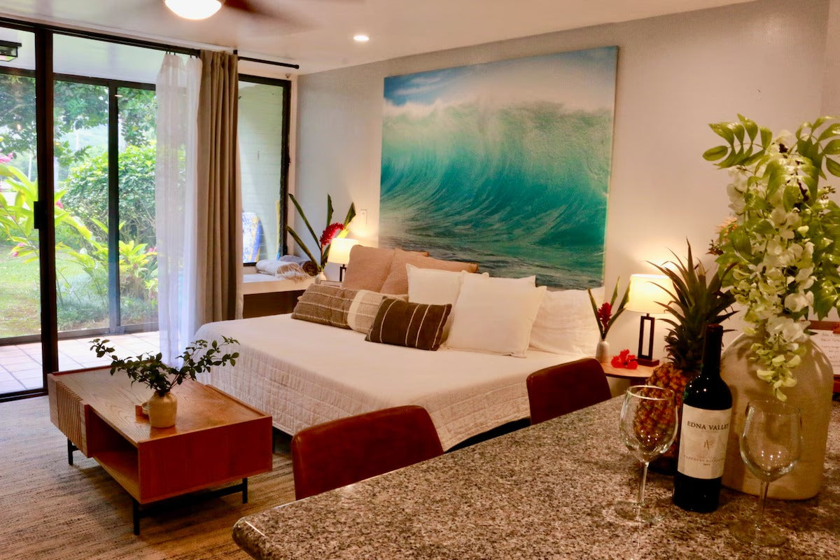 Turtle Bay Bungalow- Parking, AC & Walk to Beach