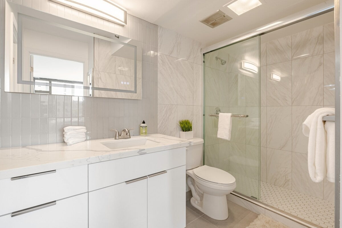 Renovated Waikiki Banyan w/ Diamond Head View