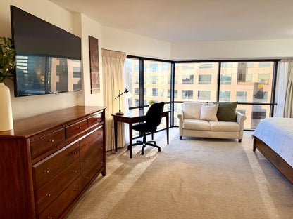 Spacious Honolulu Studio Retreat w/ Parking & AC